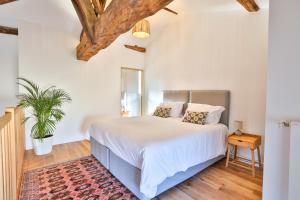 Un dormitorio con una cama y una planta en maceta. en La Rocque, en Saint-Sulpice-de-Cognac 86 fotos más