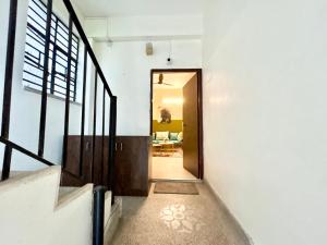 Cozy 2BHK Apt near Ruby Hospital & EM Bypass客房内的一张或多张床位