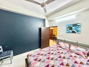 Cozy 2BHK Apt near Ruby Hospital & EM Bypass客房内的一张或多张床位