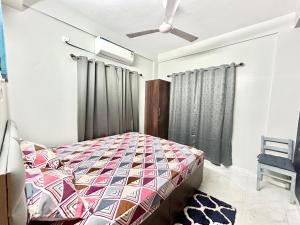 Cozy 2BHK Apt near Ruby Hospital & EM Bypass客房内的一张或多张床位