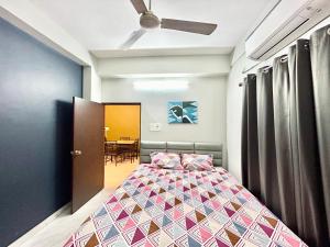 Cozy 2BHK Apt near Ruby Hospital & EM Bypass客房内的一张或多张床位