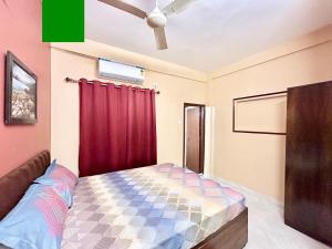 Cozy 2BHK Apt near Ruby Hospital & EM Bypass客房内的一张或多张床位