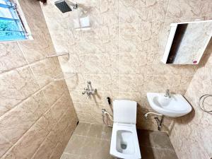 Cozy 2BHK Apt near Ruby Hospital & EM Bypass的一间浴室