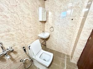 Cozy 2BHK Apt near Ruby Hospital & EM Bypass的一间浴室