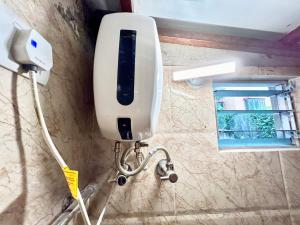 Cozy 2BHK Apt near Ruby Hospital & EM Bypass的一间浴室