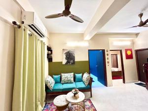 Cozy 2BHK Apt near Ruby Hospital & EM Bypass的休息区