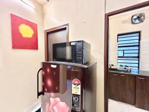 Cozy 2BHK Apt near Ruby Hospital & EM Bypass的厨房或小厨房