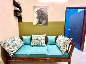 Cozy 2BHK Apt near Ruby Hospital & EM Bypass的休息区