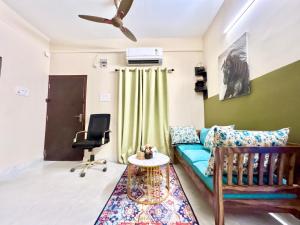 Posezení v ubytování Cozy 2BHK Apt near Ruby Hospital & EM Bypass