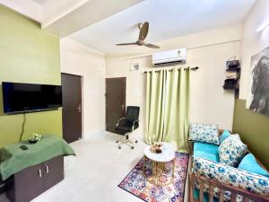 Cozy 2BHK Apt near Ruby Hospital & EM Bypass的电视和/或娱乐中心