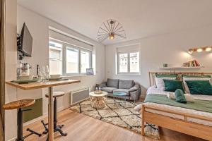 a bedroom with a bed and a desk and a couch at Le Botanique ~ Proche Centre ~ Arrivée Autonome in Brest