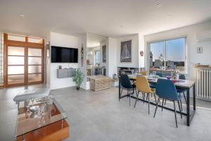 een woonkamer met een eettafel en stoelen bij Appart vue mer pour 4 à St Brevin les Pins in Saint-Brevin-les-Pins