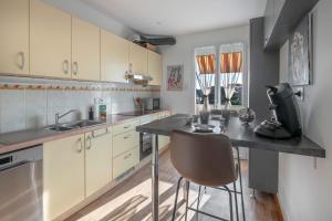 een keuken met een tafel met een mixer erop bij Appart vue mer pour 4 à St Brevin les Pins in Saint-Brevin-les-Pins +14 foto's