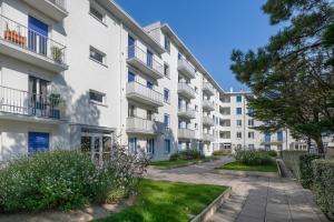 een appartementencomplex met een binnenplaats bij Appart vue mer pour 4 à St Brevin les Pins in Saint-Brevin-les-Pins