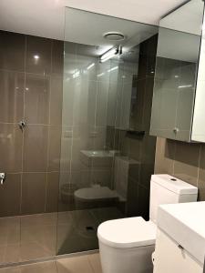 Un baño con inodoro y ducha de cristal. en PROMENADE TOWERS 3 Bedroom Apartment with Bay Views on the Geelong Waterfront - 403, en Geelong 10 fotos más