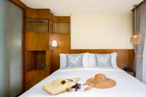 Postel nebo postele na pokoji v ubytování Arinara Beach Resort Phuket - SHA Extra Plus