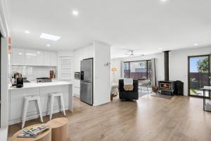 Dapur atau dapur kecil di Sunset Bay coastal retreat 3 min walk to foreshore