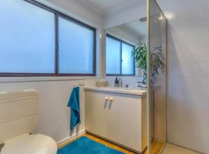 Bilik mandi di Sunset Bay coastal retreat 3 min walk to foreshore +10 gambar