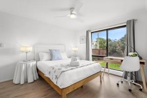 Katil atau katil-katil dalam bilik di Sunset Bay coastal retreat 3 min walk to foreshore