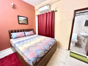 Cozy 2BHK Apt near Ruby Hospital & EM Bypass客房内的一张或多张床位