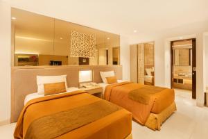 Giường trong phòng chung tại Kuta Angel Hotel +39 ảnh