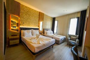 Postel nebo postele na pokoji v ubytování Isnova Hotel Airport