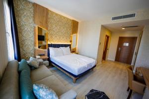 Postel nebo postele na pokoji v ubytování Isnova Hotel Airport