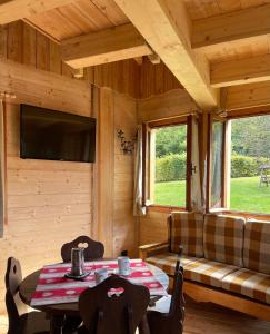 TV a/nebo společenská místnost v ubytování Dolomiti Village