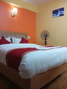 Rúm í herbergi á Rambler's Hotel