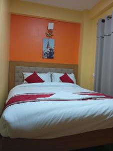 Rúm í herbergi á Rambler's Hotel