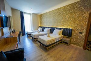 TV a/nebo společenská místnost v ubytování Isnova Hotel Airport
