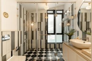 Ένα μπάνιο στο LohonoStays Villa Siena A