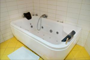 葉瑞文的住宿－Ivy Boutique Hotel，浴室内带枪的白色浴缸