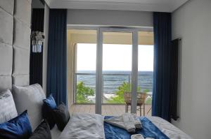Ένα ή περισσότερα κρεβάτια σε δωμάτιο στο Apartament Gray z BEZPOŚREDNIM WIDOKIEM na morze- Nadmorski Luksus Apartamenty