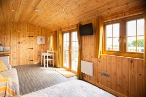 Televisyen dan/atau pusat hiburan di Head For The Hills Glamping - Shepherd's Hut +9 gambar