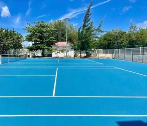 Tennis ja/või seinatennis majutusasutuses Superbe T2 Sole e Mare NBBC sur la plage de Baie Nettlé või selle läheduses