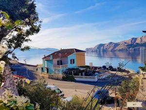 Studio Beach Villa Baška في باشكا: منزل على شاطيء تجمع المياه +9 صور