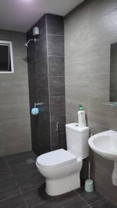 Ένα μπάνιο στο Rumah Surya 4 Bedrooms Bangi Kajang