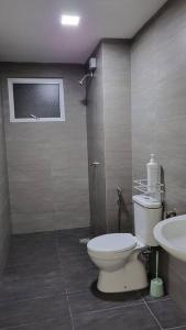 Ένα μπάνιο στο Rumah Surya 4 Bedrooms Bangi Kajang +7 φωτογραφίες