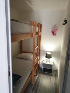 Postel nebo postele na pokoji v ubytování Maisonnette au bord du lac marin