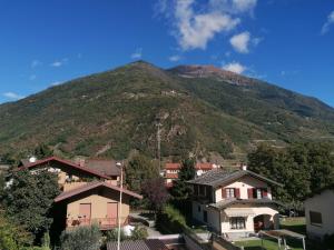 una montaña con casas frente a un pueblo en Bernina Views-Tirano, en Tirano