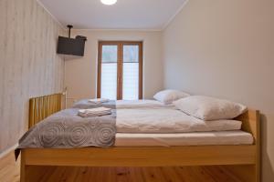 Posteľ alebo postele v izbe v ubytovaní Apartamenty DobraNocka