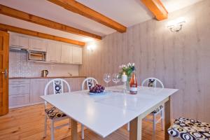 Kuchyňa alebo kuchynka v ubytovaní Apartamenty DobraNocka