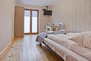 Posteľ alebo postele v izbe v ubytovaní Apartamenty DobraNocka