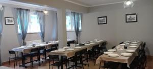 Melafir Pensjonat في لوندك زدرووي: غرفه كبيره فيها طاولات وكراسي