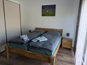 a bed with two pillows on it in a bedroom at "Natur-Retreat am Bodden mit Kranichbeobachtung"-Haus kleiner Kranich in Neuendorf Hof