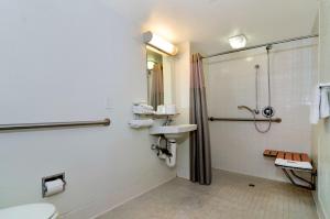 y baño con aseo, lavabo y ducha. en Motel 6-Big Bear Lake, CA en Big Bear Lake