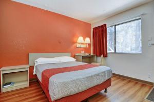 Un pat sau paturi într-o cameră la Motel 6-Big Bear Lake, CA