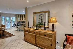 O bucătărie sau chicinetă la Large 3 x Bedroom Garden Oasis!