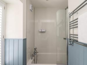 Et badeværelse på Lark Rise + 25 billeder